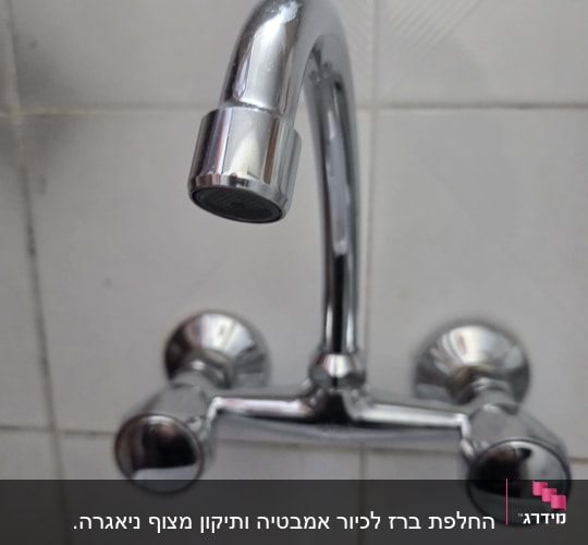 ברז מים כרום מותקן על קיר אריחים